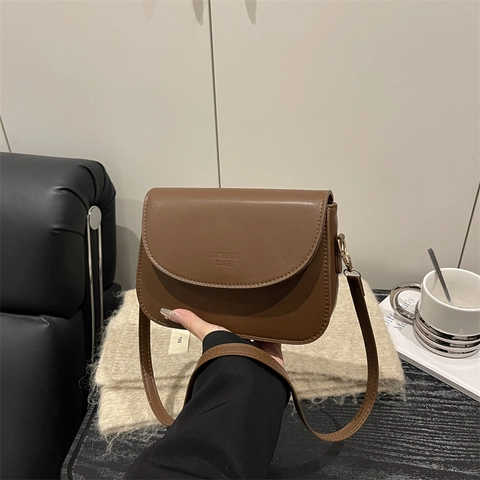Minimalist PU Leather Small Square Shoulder Bag For Women Retro Flap Crossbody Bag With Letter Embossed Commute Handbag