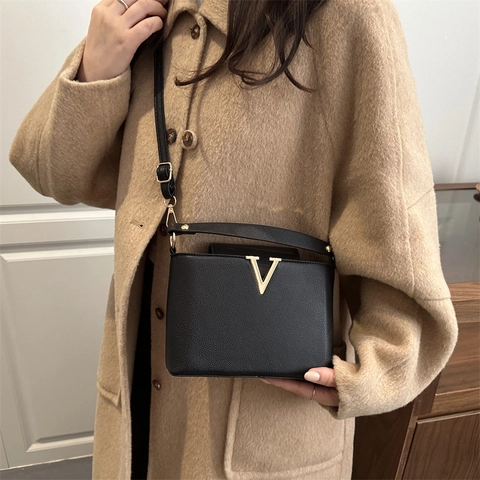 Sac à Épaule Mode pour Femmes en Cuir PU avec Décoration Métallique V Dorée Motif Litchi Sac à Main Bandoulière