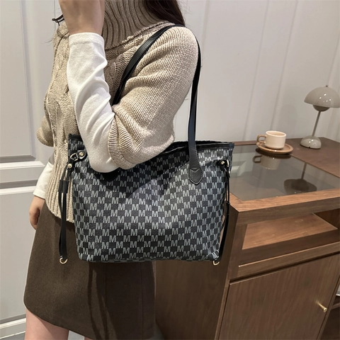 Grand Sac Fourre-Tout Femmes Cuir PU Imprimé Monogramme Lettre M Sac À Épaule Chic Moderne Quotidien Travail