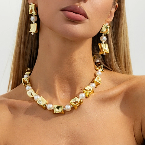 Moderne Geometrische Onregelmatige Metalen Blok Imitatie Kunstparel Ketting Oorbellen Set Voor Vrouwen Franse Vintage Sleutelbeenketting