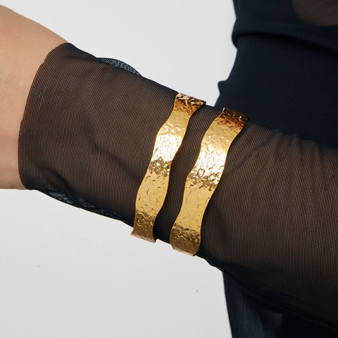 Gehamerde Textuur Manchet Armband Koper 18K Verguld Hol Golvend Open Armband Voor Dames Retro Moderne Stijl