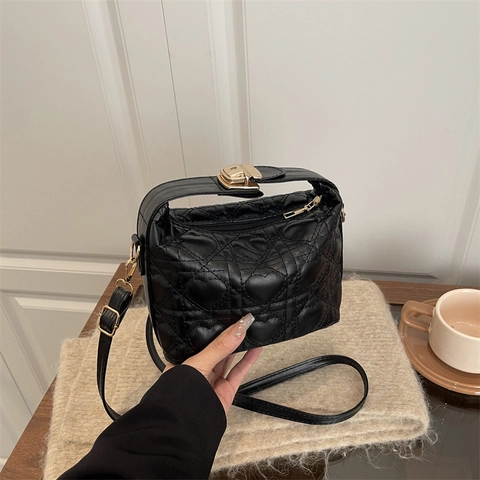 Women Chic Heart Quilted PU Leather Crossbody Shoulder Bag With Top Handle Gold Hardware Stitching Elegant Small Handbag