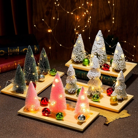 Mini Weihnachtsbaum Ornamente LED Beleuchtete Sisal Beflockte Bäume Mit Holztablett Und Bunten Kugeln Tischdekoration Warme Festliche Desktop Display