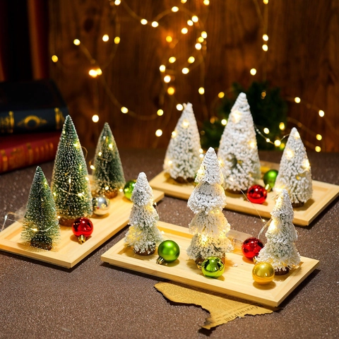 Mini Weihnachtsbaum Ornamente LED Beleuchtete Sisal Beflockte Bäume Mit Holztablett Und Bunten Kugeln Tischdekoration Warme Festliche Desktop Display