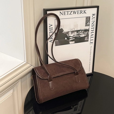Sac à Épaule Vintage en Suédine pour Femmes Grande Capacité Sac Sous le Bras Minimaliste Avec Pendentif Ours Peluche