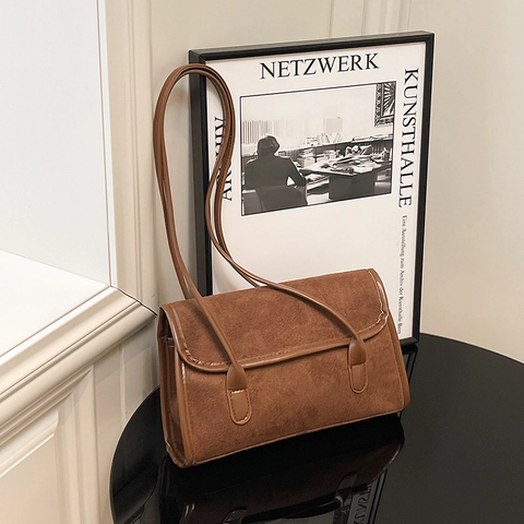 Sac à Épaule Vintage en Suédine pour Femmes Grande Capacité Sac Sous le Bras Minimaliste Avec Pendentif Ours Peluche