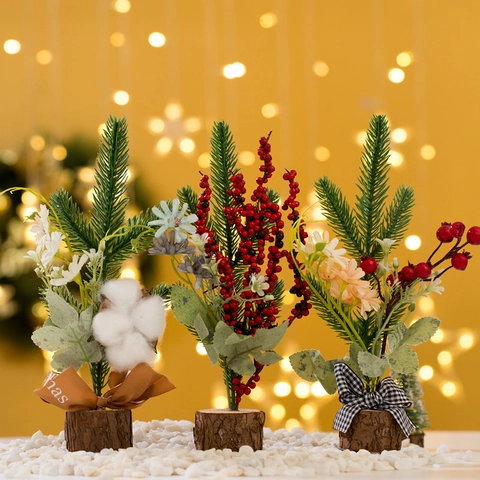 Mini Sapin de Noël Aiguilles de Pin Artificielles Baies Rouges Fleurs Décoration Avec Base en Bois pour Bureau Maison Noël