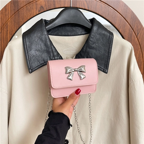 Trendy PU Leer Mini Vierkante Tas Voor Vrouwen Met Metalen Strik Decor Modieuze Ketting Schoudertas Woon-werkverkeer