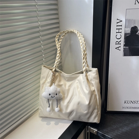 Sac Cabas Mode pour Femmes en Cuir PU Matelassé avec Sangle Tissée Sac à Épaule pour Trajet École Décontracté avec Pendentif Nuage Mignon