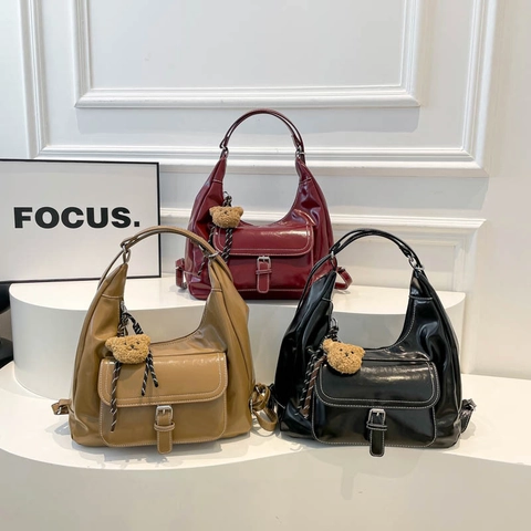 Sac à Épaule Brillant Grande Capacité Femme Rétro Surpiqûre Contrastée Sac Hobo Avec Charme Ours en Peluche Sac Quotidien