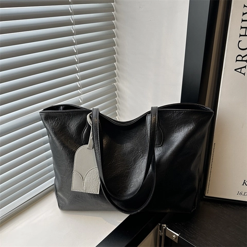 Große Tote Bag Damen Weiches PU Leder Faltenstruktur Minimalistisch Chic Pendler Schultertasche Mit Anhänger