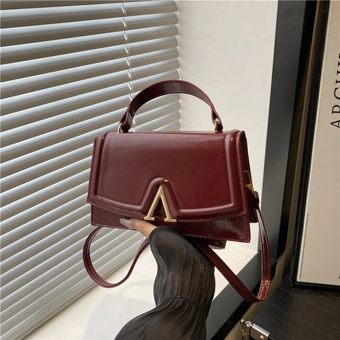 Damen Glänzende PU-Leder Kleine Quadratische Tasche Mit Metall V-Schnalle Griff Verstellbarem Riemen Elegante Umhängetasche