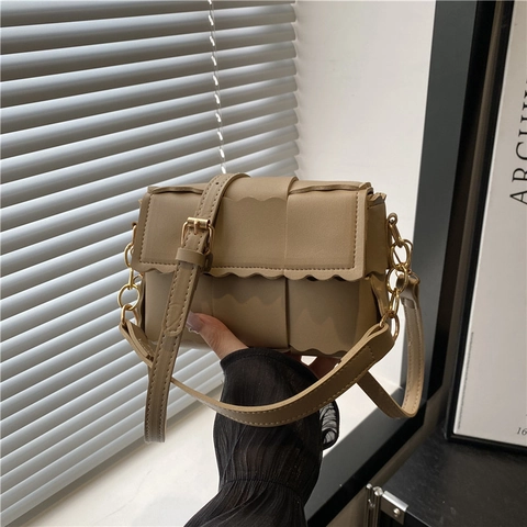 Women Woven PU Leather Crossbody Bag Trendy Scalloped Edge Small Square Bag With Metal Chain Strap Daily Fashion Shoulder Bag