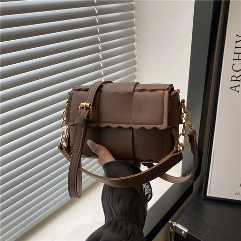 Women Woven PU Leather Crossbody Bag Small Square Bag With Scalloped Edges Metal Chain Strap Summer Fashion Handbag