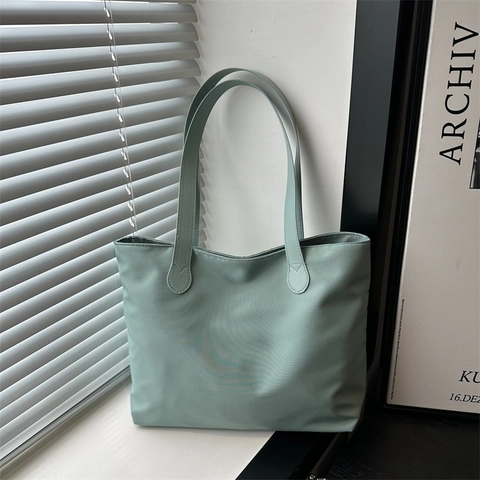 Borsa Tote Minimalista In Nylon Grande Capacità Cerniera Borsa A Spalla Per Donne Pendolare Versatile Tinta Unita