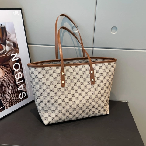 Bolso Tote Vintage con Monograma para Mujer de Gran Capacidad de Cuero PU Bolso de Hombro Retro de Damero para Viaje con Remaches