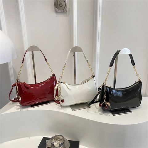 Damen Glänzende Lackleder Unterarmtasche Mode Hobo Umhängetasche Mit Kirsch-Anhänger Goldkette Retro Einfarbige Handtasche