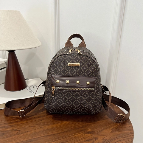 Zaino Donna Mini in Pelle PU Moda Vintage Monogramma Stampa Lettere Decorazione Borchie Cerniera in Metallo Dorato Casual Borsa da Viaggio