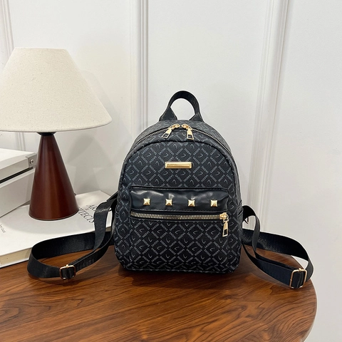 Zaino Donna Mini in Pelle PU Moda Vintage Monogramma Stampa Lettere Decorazione Borchie Cerniera in Metallo Dorato Casual Borsa da Viaggio
