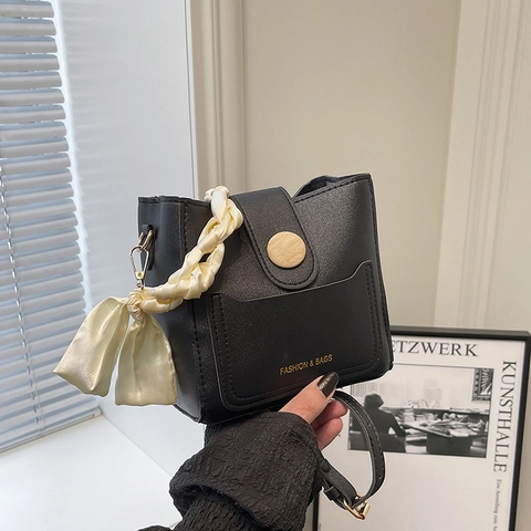Dames Emmer Tas PU Leer Crossbody Schoudertas Met Satijnn Sjaal Handvat En Bloem Hanger Klein Elegant Chic