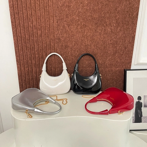 Dames Mode PU Leer Halve Maan Hobo Tas Glanzende Afwerking Schoudertas Met Metalen Ketting Pendelen Handtas