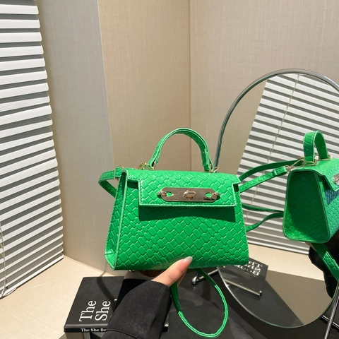 Mini Sac à Main pour Femmes Texture Tissée Motif Crocodile en Cuir PU Sac Bandoulière avec Serrure Métallique Petit Sac Carré