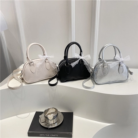Damen Minimalistische PU Leder Boston Handtasche Mit Spitzenschleife Geprägte Cartoon Muster Kleine Umhängetasche Für Den Alltag
