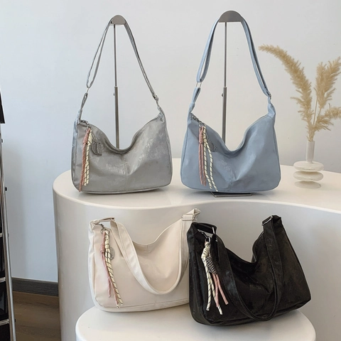 Damen Minimalistische PU-Leder Hobo Tasche Einfarbig Crossbody Umhängetasche Mit Verstellbarem Gurt Und Geflochtenem Anhänger