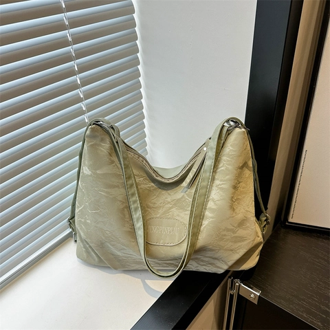 Grand Sac à Épaule Hobo en Cuir PU pour Femme Texture Gauffrée Cabas Décontracté avec Pendentif Peluche Urbain Simple