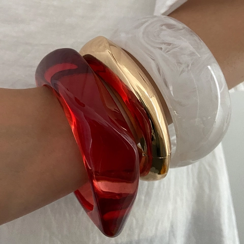 Großer Armreif Kunstharz Marmorstruktur Polierte Goldlegierung Breiter Statement Schmuck Für Damen Modernes Unregelmäßiges Design