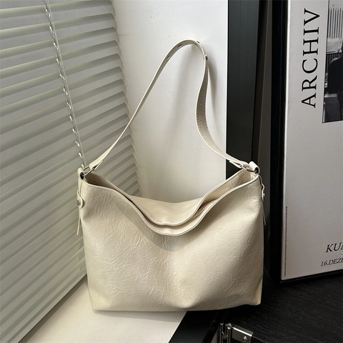 Bolso de Hombro Minimalista Urbano de Cuero PU para Mujer Color Sólido Gran Capacidad Tote Bag con Colgante de Oso Opcional