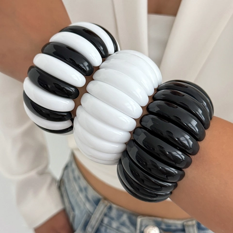 Minimalist Chunky Resin Bangle Bracelet For Women Irregular Ribbed Wave Pattern Black White Geometric Fashion Jewelry Gift