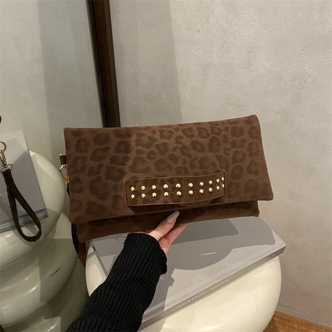 Borsa a Mano da Donna alla Moda con Stampa Leopardata in Pelle Scamosciata Sintetica con Rivetti Dorati Busta Pochette per Feste