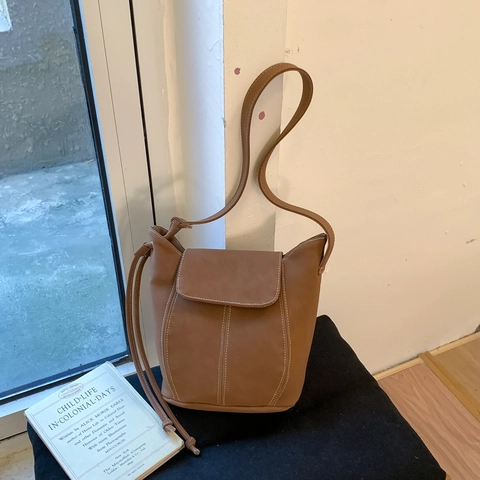 Retro Wildlederimitat Umhängetasche Mit Kontrastnähten Und Pompon-Anhänger Vintage Damen Eimer Umhängetasche Für Den Alltag
