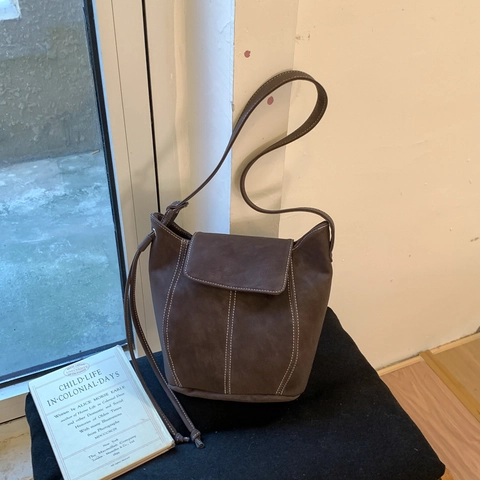 Retro Wildlederimitat Umhängetasche Mit Kontrastnähten Und Pompon-Anhänger Vintage Damen Eimer Umhängetasche Für Den Alltag
