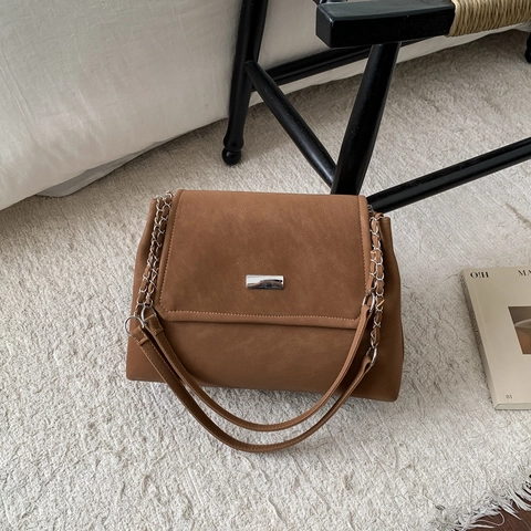Sac À Épaule Rétro Cuir PU Mat Grande Capacité Sac Sous Les Bras Pour Trajet Avec Pendentif Animal En Peluche Femmes