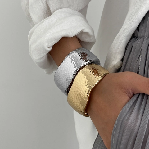 Bracciale A Polsino In Lega Con Trama Martellata Largo Gioielli Dichiarazione Moderna Minimalista Per Donne