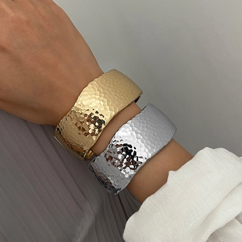 Bracciale A Polsino In Lega Con Trama Martellata Largo Gioielli Dichiarazione Moderna Minimalista Per Donne