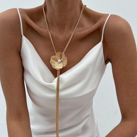 Collar de Moda de Cobre Flor Hueca Borla Con Imitación de Perla Cadena Larga de Hueso de Serpiente Colgante en Y para Mujer