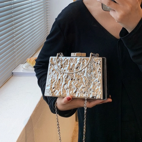 Lussuosa Borsa da Sera Box Clutch in Acrilico con Texture Metallica Ondulata a Tracolla con Catena e Manico