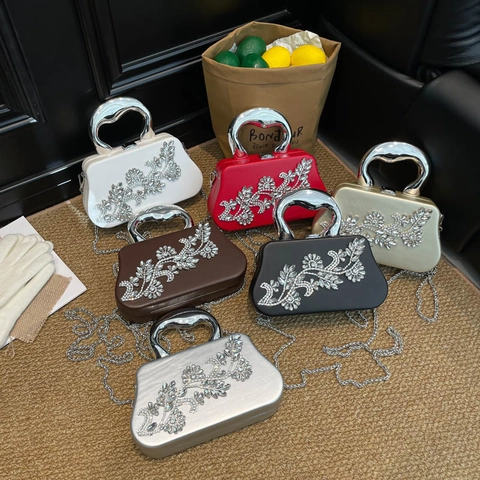 Abendtasche Mit Strassblumenmuster PU Leder Clutch Mit Gebogenem Metallgriff Und Abnehmbarem Kettenriemen Für Hochzeiten
