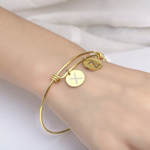 Bracciale Rigido Regolabile in Acciaio al Titanio per Donna Minimalista Bracciale con Ciondolo a Disco Tondo e Lettera