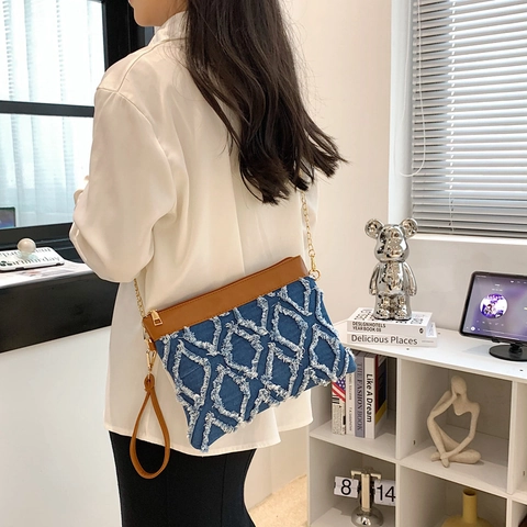 Sac Bandoulière en Toile Denim pour Femme Vintage Franges Effilochées Motif Losange Sac à Épaule avec Chaîne Dorée Bordure en Cuir PU Pochette Enveloppe Décontracté Mode