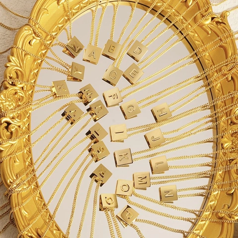 Collana con Lettera Iniziale in Acciaio Inossidabile Pendente Quadrato Placcato Oro Catena Minimalista per Donna