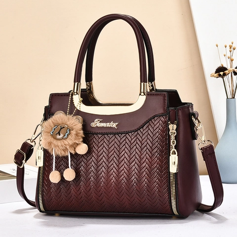 Borsa a Mano in Pelle PU Intrecciata da Donna Elegante con Hardware Dorato Borsa a Tracolla con Manico Superiore e Ciondolo in Peluche Regalo