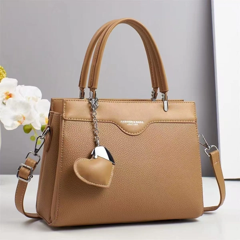 Sac À Main Femme Cuir PU Motif Litchi Sac Bandoulière Grande Capacité Sac À Épaule Avec Pendentif Coeur Sac Quotidien Minimaliste