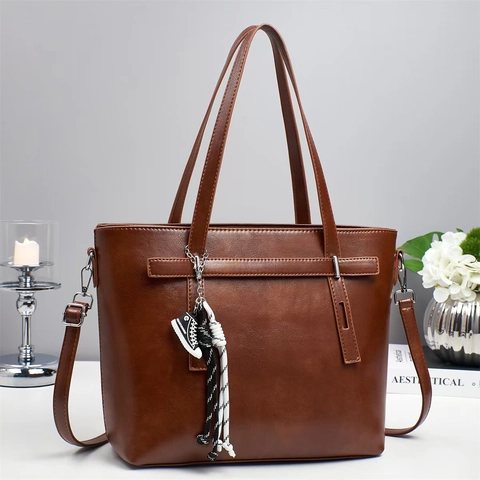 Women Large Capacity PU Leather Tote Bag Urban Simplicity Commuter Shoulder Bag Handbag With Sneaker Charm Solid Color