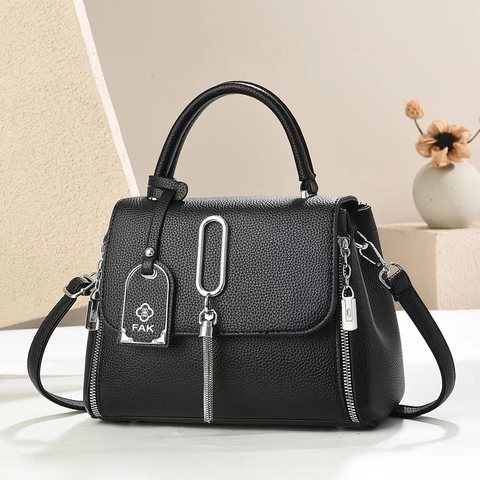 Women Litchi Grain PU Leather Shoulder Bag Urban Minimalist Tassel Handbag Large Capacity Flap Crossbody Bag For Daily Use