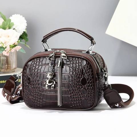Damen Krokodilmuster PU Leder Umhängetasche Mode Handtasche Quadratische Tasche Mit Metall Bär Anhänger Quaste Multi Layer Reißverschluss Schultertasche Für Tägliche Matching