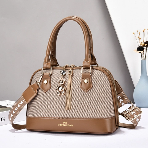 Borsa A Mano Da Donna Splicing Pelle PU Tessuto Manico Superiore Spalla Tracolla Cinghia Larga Orso Ciondolo Nappa Chic